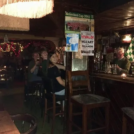 Kingfisher & Pub בית אירוח *