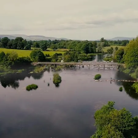 Kingfisher & Pub בית אירוח *