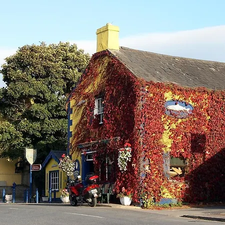 Homestay Kingfisher & Pub