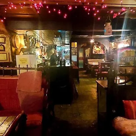 Kingfisher & Pub בית אירוח